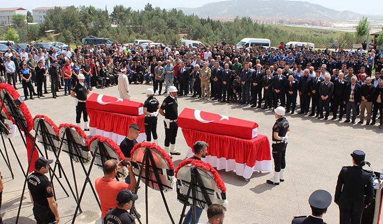 Polisin şehit ettiği polislere veda
