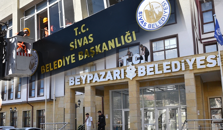 AKP’nin kaybettiği belediyelere T.C. tabelası geri takıldı