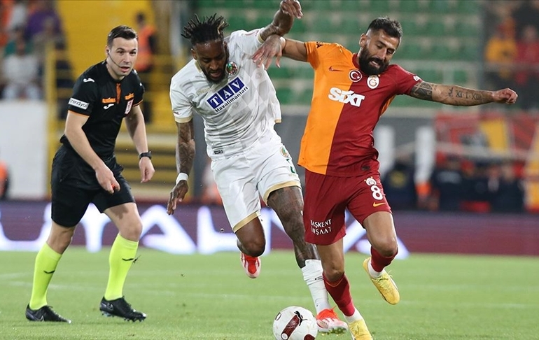 Galatasaray Alanyaspor’u farklı geçerek liderliği yeniden aldı