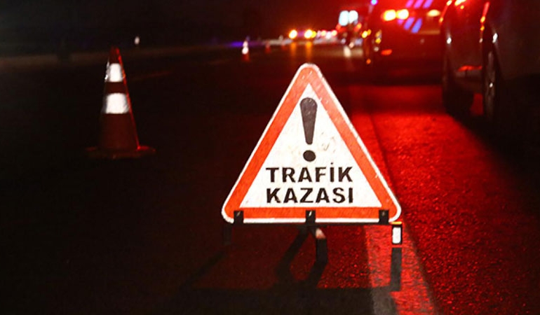 TIR, kazaya müdahale eden trafik polislerine çarptı