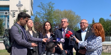 CHP Grup Başkanvekili Gökhan Günaydın, “Anayasal hakkı için protesto gösterisi yapan kişi ve grupların terör örgütüne üye olmamakla birlikte diye başlayan keyfi söz dizimi üzerinden gözaltına alınmasına ve tutuklanmasına neden olabi
