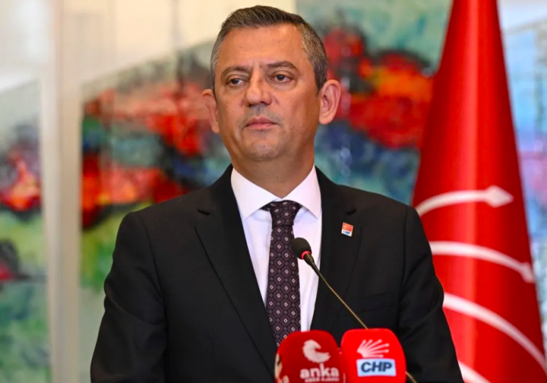 Özgür Özel: Arapça tabelalara karışmayın, Arapça Kur’an dilidir