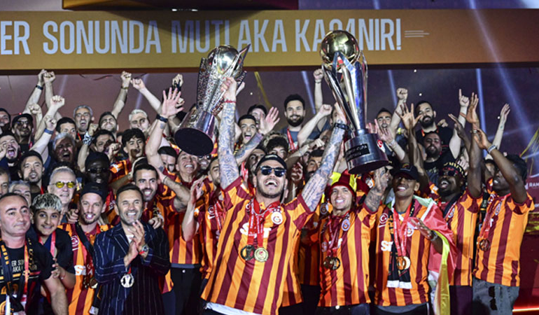 Süper Lig ve Süper Kupa şampiyonu Galatasaray kupalarını aldı