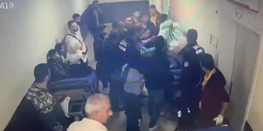 İstanbul - Sedyeden kalkıp doktora saldırdı