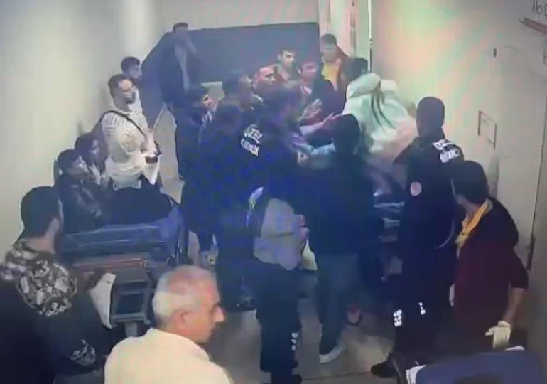 Sedyeden kalkıp doktora saldırdı
