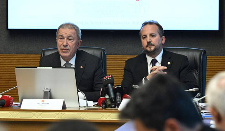 Hulusi Akar’ın mikrofonu açık kaldı, komisyona gelen ‘bilgi’ duyuldu