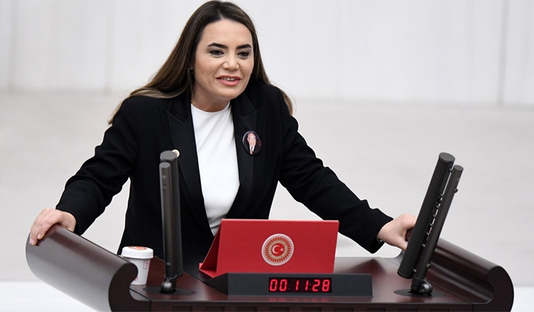 Alparslan Türkeş’in kızı Ayyüce Türkeş: MHP Genel Merkezi’nden babamın resmini indirin!