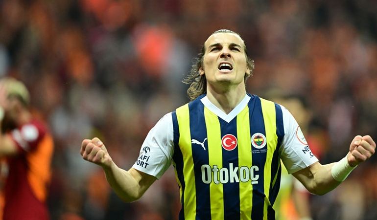 Derbide kazanan Fenerbahçe: Şampiyonluk son haftaya kaldı!
