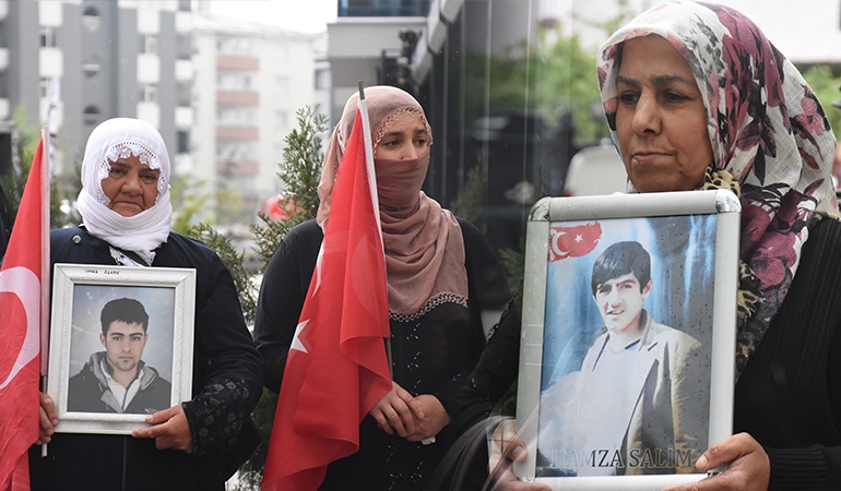 Vanlı aileler DEM Parti önünde… ‘Ciğerimiz yanıyor’