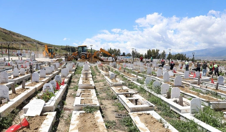 Hatay’da sağanak deprem mezarlığına zarar verdi