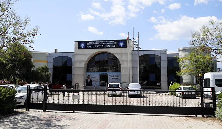 Huzurevinde bıçaklı saldırı: 2 ölü, 1 yaralı