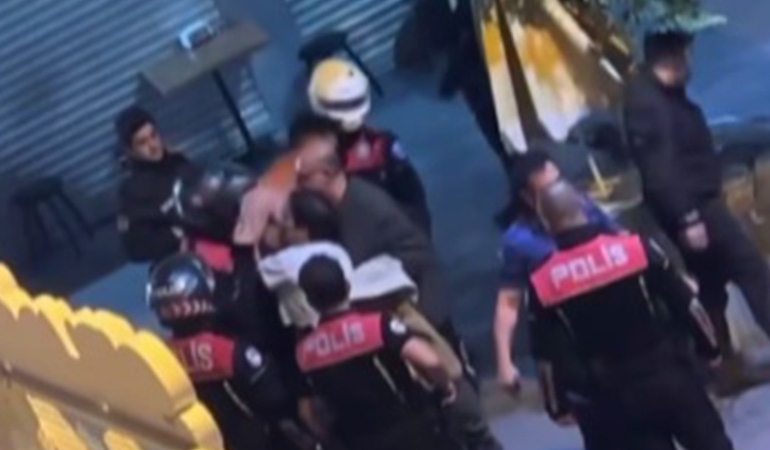 Kavgayı ayıran polis memuruna kafa attı