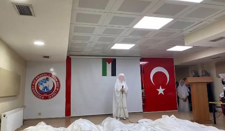 İstanbul’da okulda ‘kefenli’ gösteri