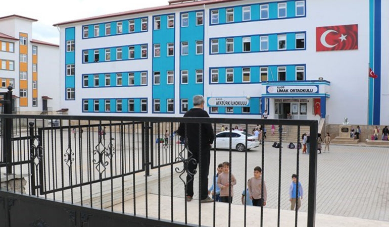 Kopya çekerken yakalanan öğrenci öğretmenini bıçakladı