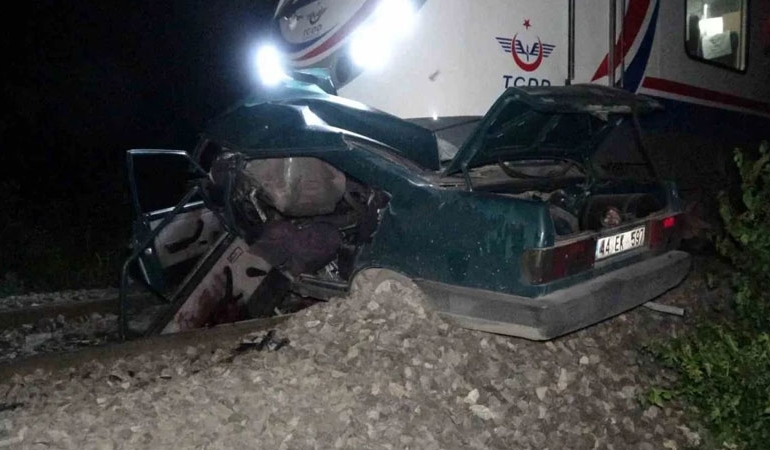 Malatya’da trenin altına giren otomobildeki 17 yaşındaki sürücü öldü