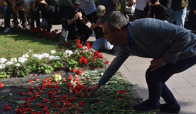 Özgür Özel’den Zübeyde Hanım’a ziyaret: Hangi anneleri aradı?