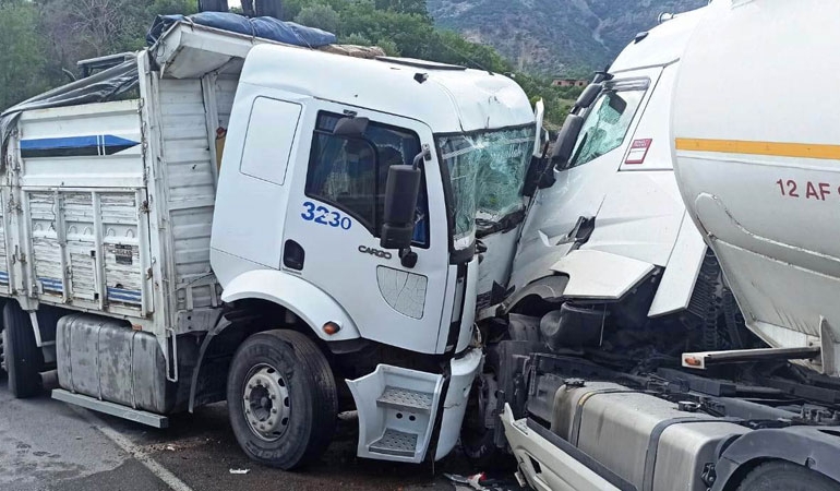 Tankerle kamyon kafa kafaya çarpıştı: Yaralılar var