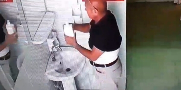 Lüks otomobiliyle gelip, cami tuvaletinden sabunluk çaldı; o