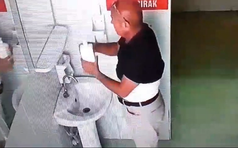 Lüks aracıyla gelip, cami tuvaletinden sabunluk çaldı! O anlar kamerada
