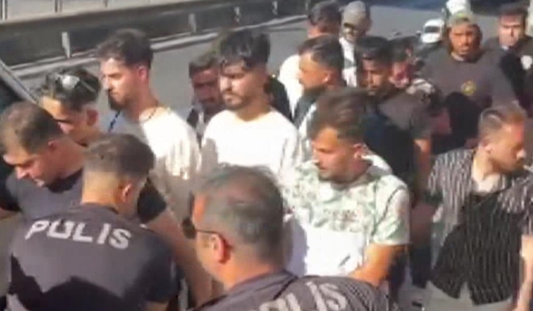 Kaçak sığınmacılar metrobüs durağından çıktı