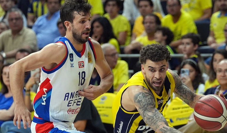 Anadolu Efes, Fenerbahçe Beko karşısında final serisini bırakmadı
