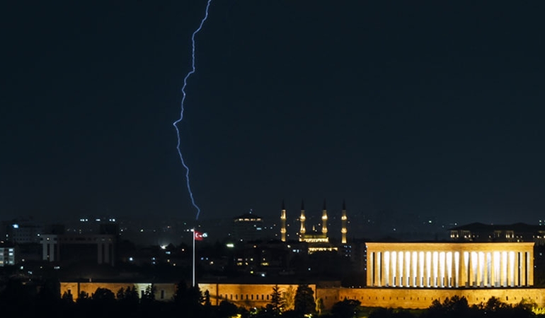 Ankara’da sağanak: Şimşekler çaktı