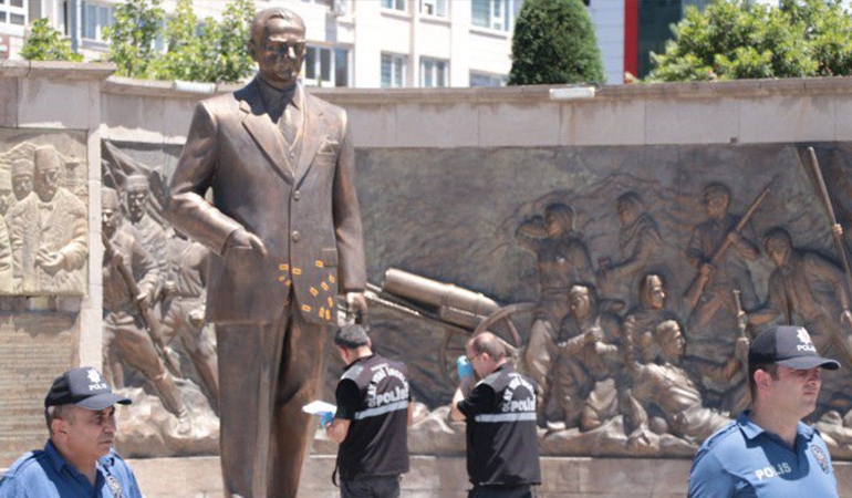 Atatürk Anıtı’na çirkin saldırı