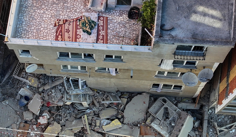 Bahçelievler’de 7 katlı bina kısmen çöktü