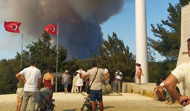 Çanakkale’de orman yangını… Bir köy tahliye edildi!