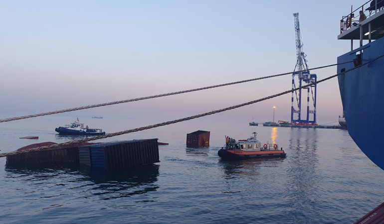Ambarlı Limanı’nda konteynerler denize düştü!