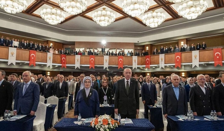AKP’nin Kızılcahamam kampında sert eleştiriler… ‘Beyaz Müslümanlar çıktı’
