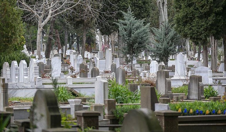 Kayıp yaşlı adam mezarlıkta ölü bulundu