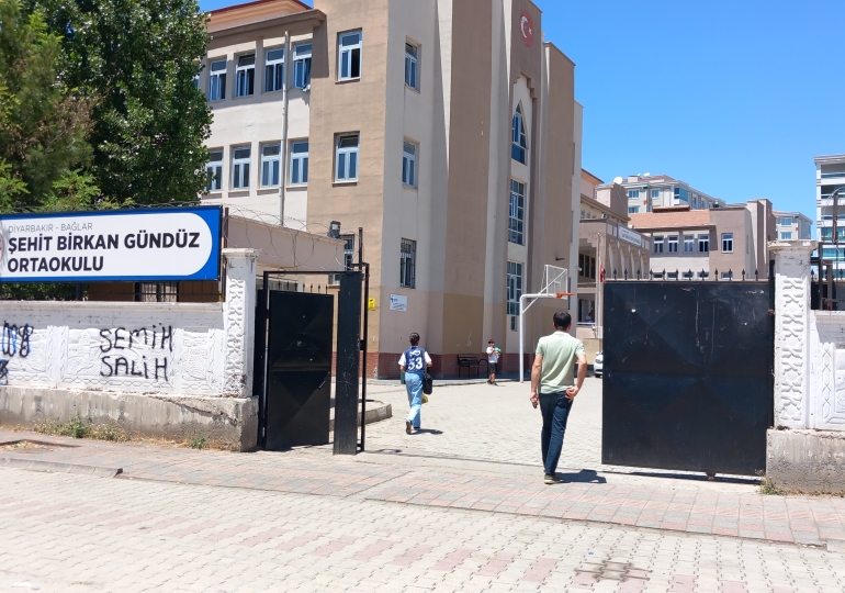 Kız öğrenci okul önünde bıçaklandı