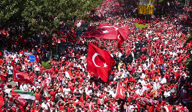 Türkiye-Portekiz maçı öncesi Türk taraftarların coşkusu