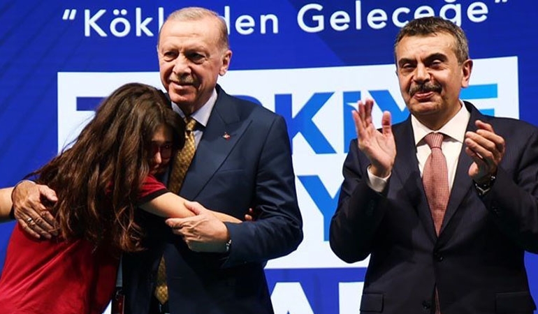 Erdoğan’a sarılan öğrenci, Nihal ve Bahar Candan’ın kardeşi çıktı