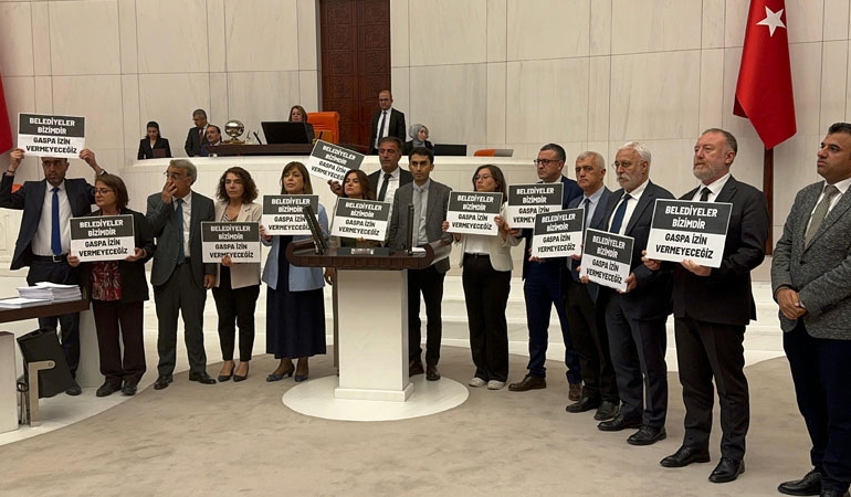 Meclis’te ortalık karıştı: DEM Parti vekilleri kürsüyü işgal edince arbede çıktı