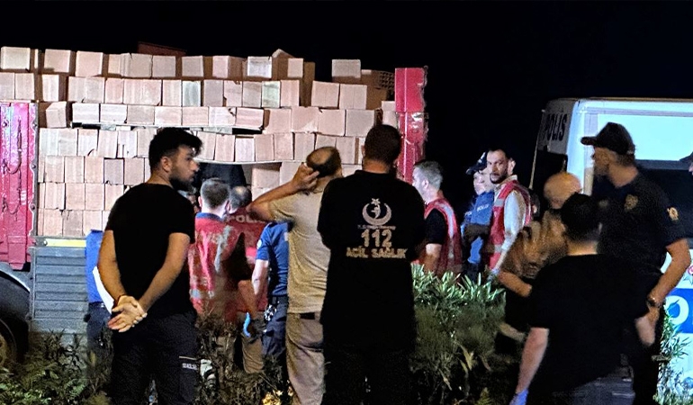 Tuğla yüklü TIR’daki gizli bölümden 30 kaçak göçmen çıktı