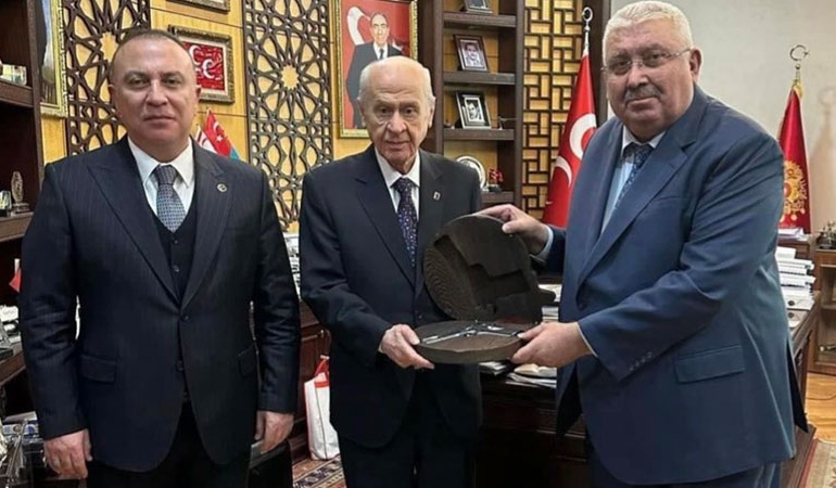 Özgür Özel işaret etmişti… MHP’li iki isimden ‘silahlı’ poz