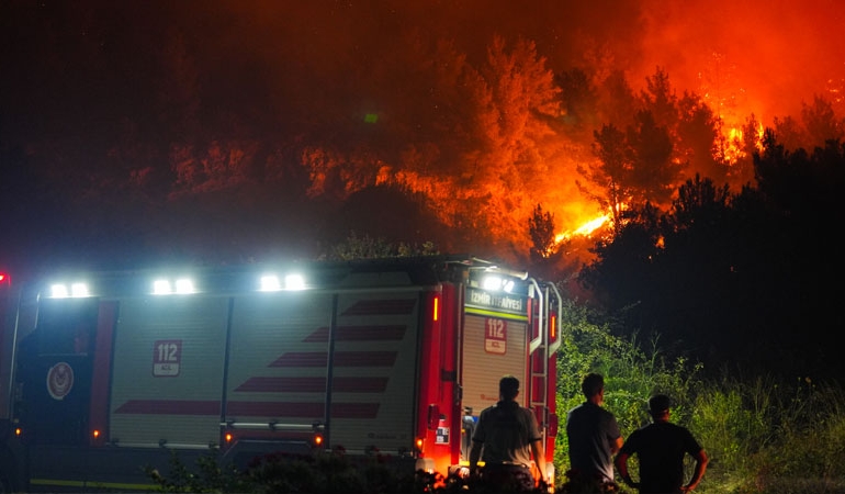 İzmir’de başlayan yangın felaketi Kuşadası’na ulaştı: Ciğerlerimiz yanıyor!