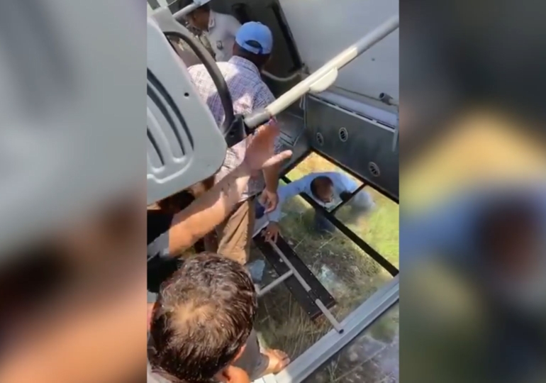Halk otobüs devrildi! Yolcular camları kırarak dışarı çıktı