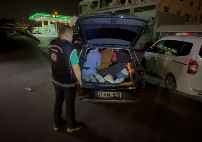 Hatay'da durdurulan araçtan 8 göçmen çıktı; 1 organizatör
