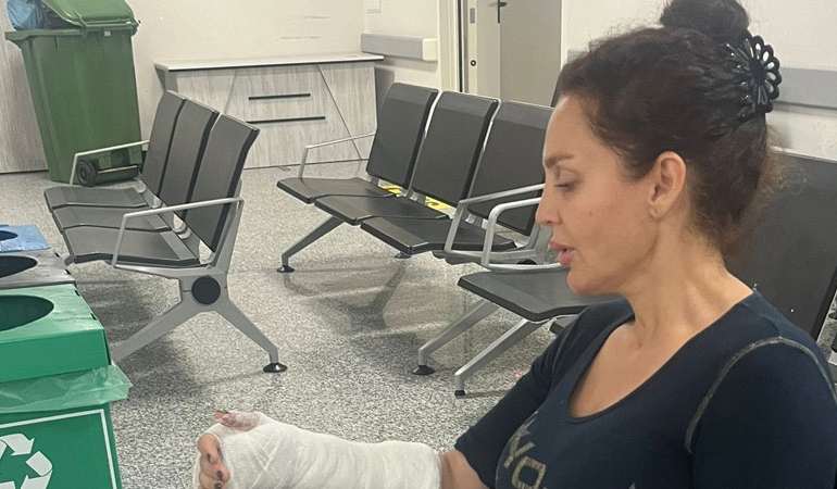 Sokak hayvanlarını besleyen akademisyen darbedildi: Saldırı anı kamerada!