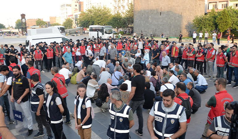 DEM Partililerin TSK ile ilgili sözlerine emniyet amirinden müdahale