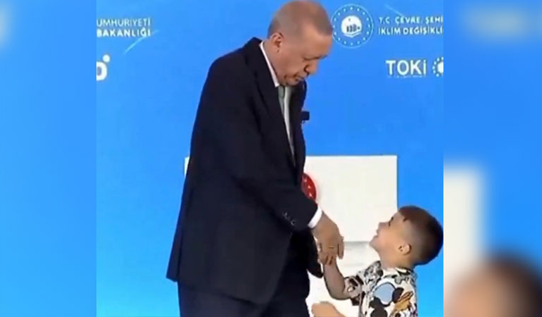 Erdoğan’ın, elini öpmeyen çocuğa yaptığı hareket gündem oldu