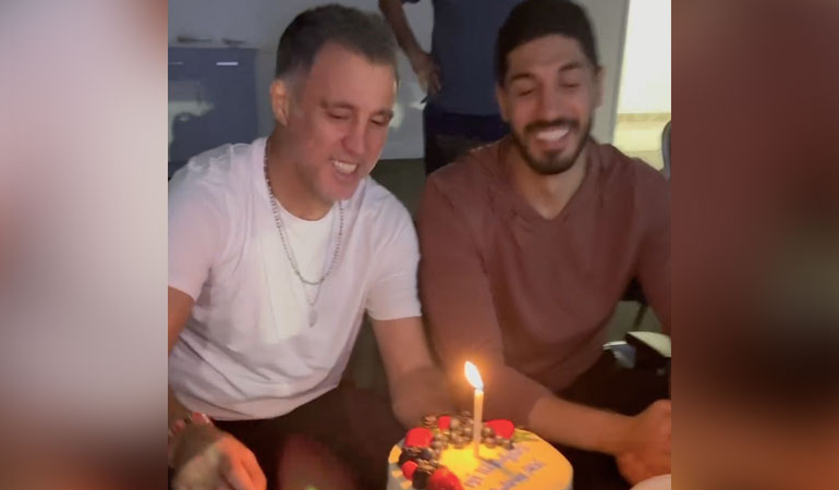 FETÖ’cü Enes Kanter’den Hakan Şükür’e doğum günü pastası
