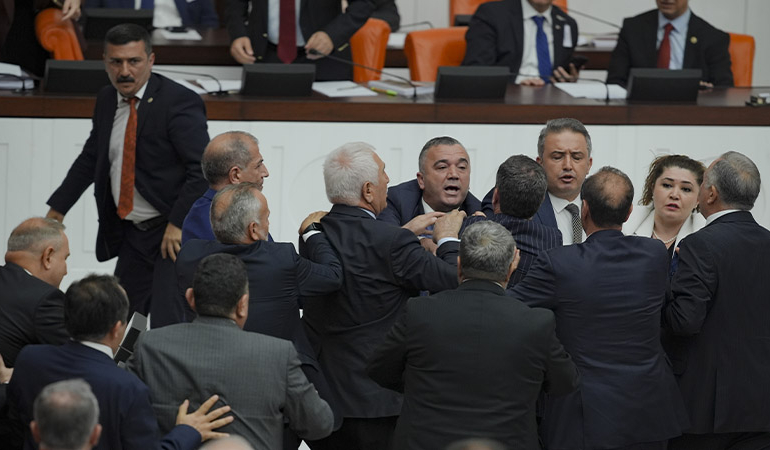 Meclis’te tansiyon yükseldi… İYİ Partili Türkoğlu ile MHP’li Akçay birbirine girdi!