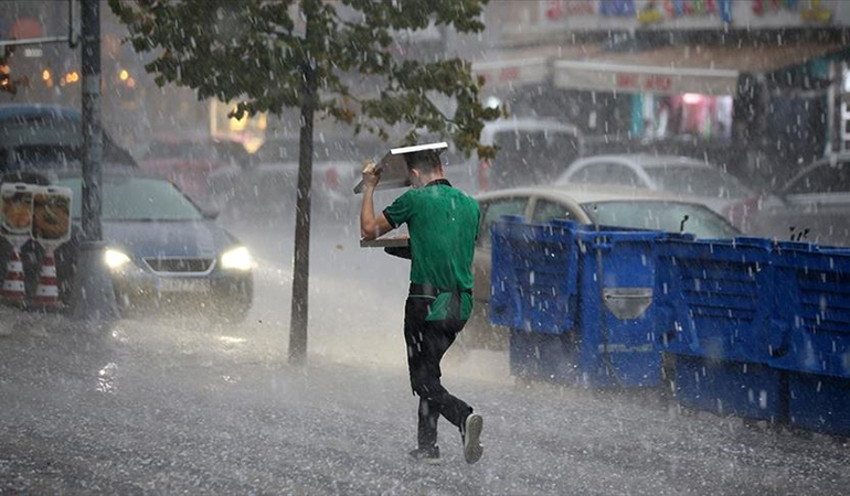 Meteoroloji’den peş peşe uyarılar: Kar, sağanak, fırtına, çöl tozu…