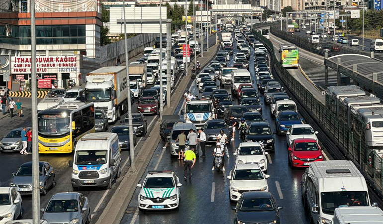 İstanbul’da 15 aracın karıştığı zincirleme kaza