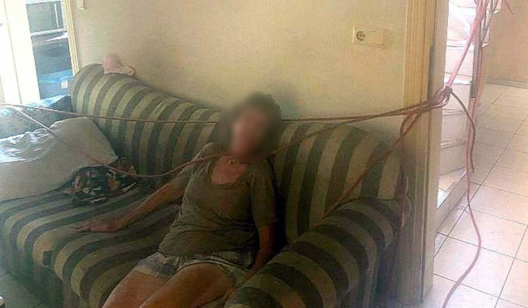 Eşini boynundan ve ayaklarından bağlayıp darbetti!