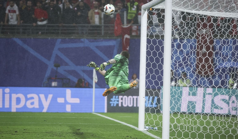 Mert Günok’un tarihi kurtarışına ‘Gordon Banks’ benzetmesi